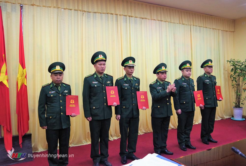 Trao quyết định điều động cán bộ.