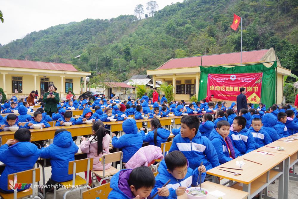Bữa cơm kết đoàn.