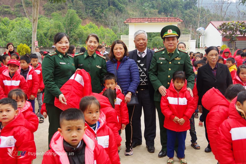 Trao áo ấm cho các em học sinh trường Tiểu học Thông Thụ