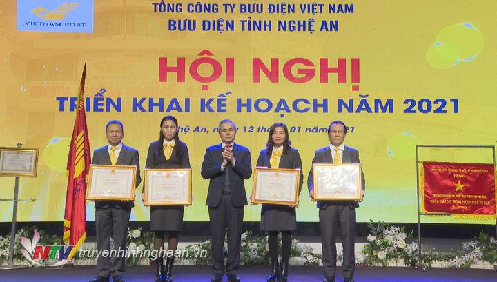 Trao bằng khen cho các cá nhân, tập thể đạt thành tích xuất sắc.
