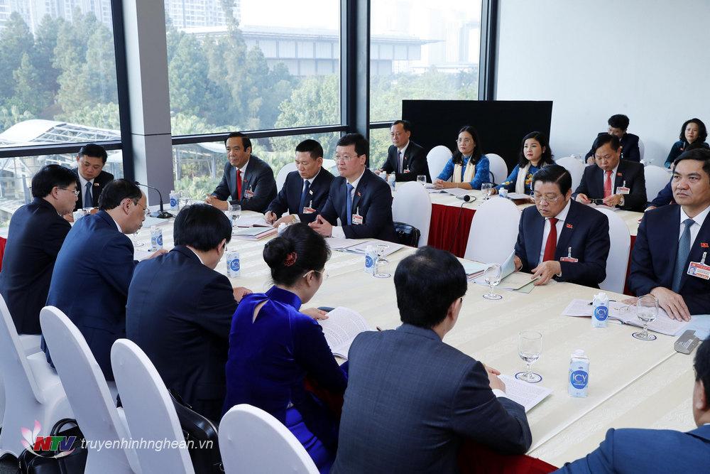 Toàn cảnh thảo luận tại đoàn.
