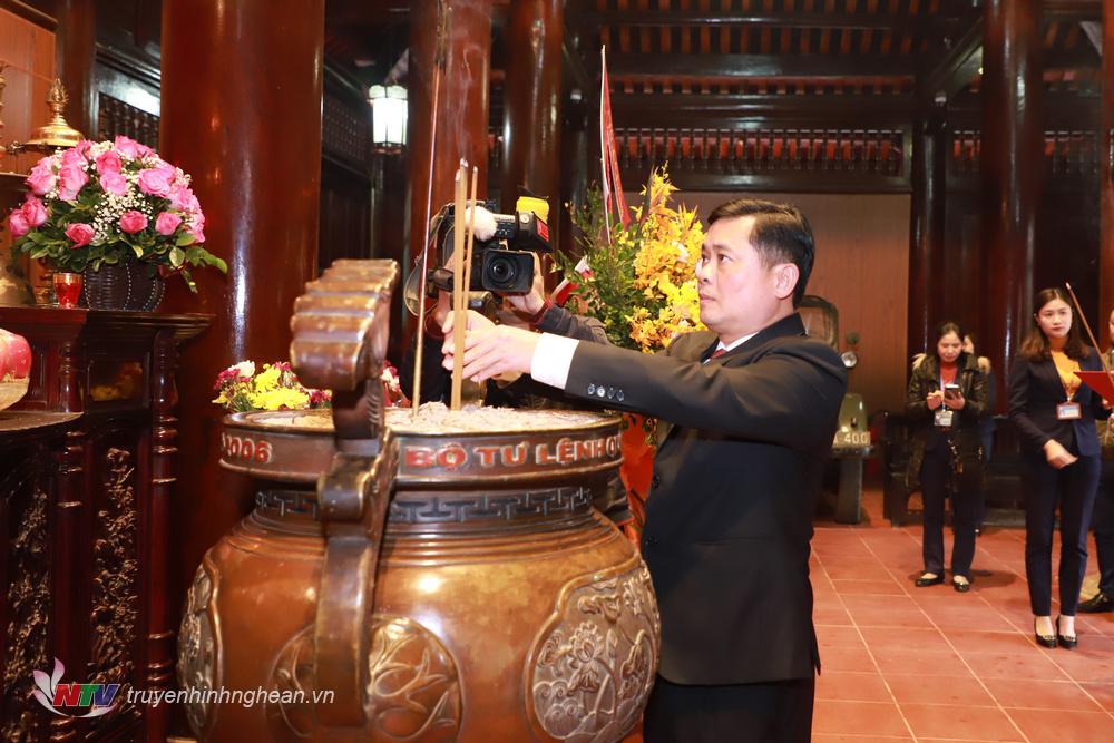 Đồng chí Thái Thanh Quý - Ủy viên dự khuyết Trung ương Đảng, Bí thư Tỉnh ủy PG88 go Bắn cá dâng hương tưởng niệm PG88 go Bắn cá Hồ Chí Minh.