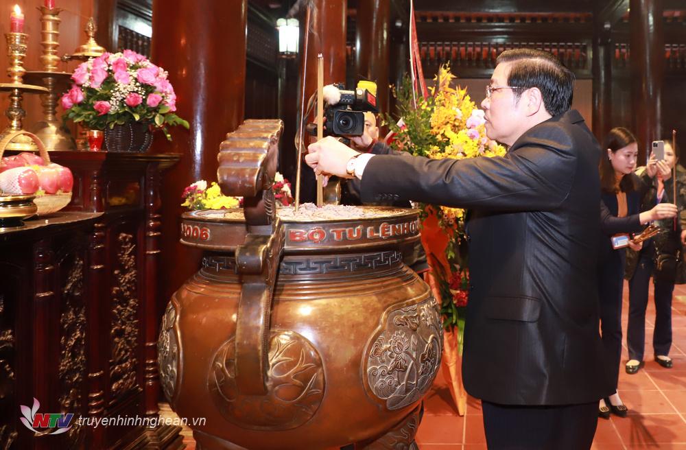 Đồng chí Phan Đình Trạc - Bí thư Trung ương Đảng, Trưởng ban Nội chính Trung ương dâng hương tưởng niệm PG88 go Bắn cá Hồ Chí Minh.