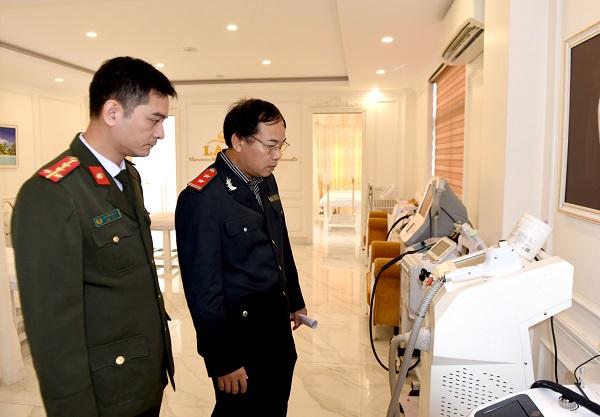 Đoàn kiểm tra liên ngành về hành nghề y được tư nhân kiểm tra một cơ sở. Ảnh minh họa