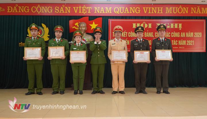 Trao thưởng cho 6 đơn vị trực thuộc đơn vị đạt danh hiệu “Đơn vị quyết thắng” và “Đơn vị tiên tiến”