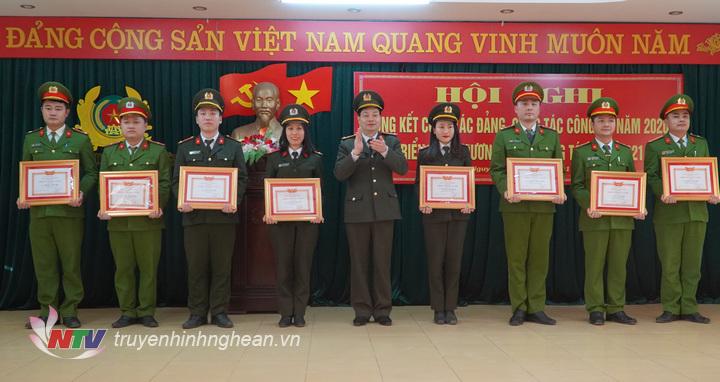 Trao tặng danh hiệu chiến sỹ thi đua cơ sở cho các cá nhân.
