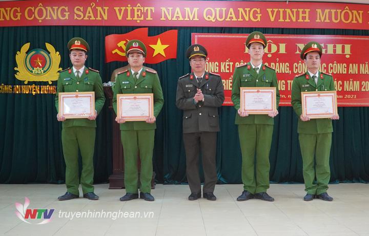 Trao thưởng Danh hiệu “ Đơn vị tiên tiến” cho công an huyện Hưng Nguyên.