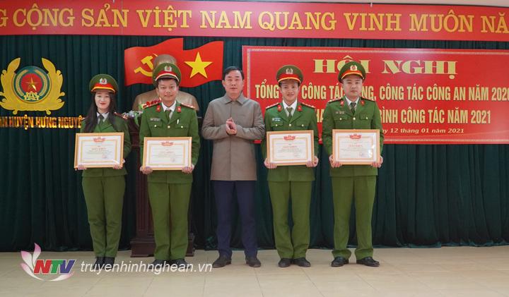 thưởng đột xuất cho các cá nhân.
