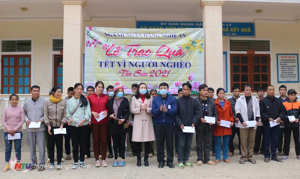 trao nhiều phần quà đến bà con đồng bào Khơ Mú nghèo xã Bắc Lý.