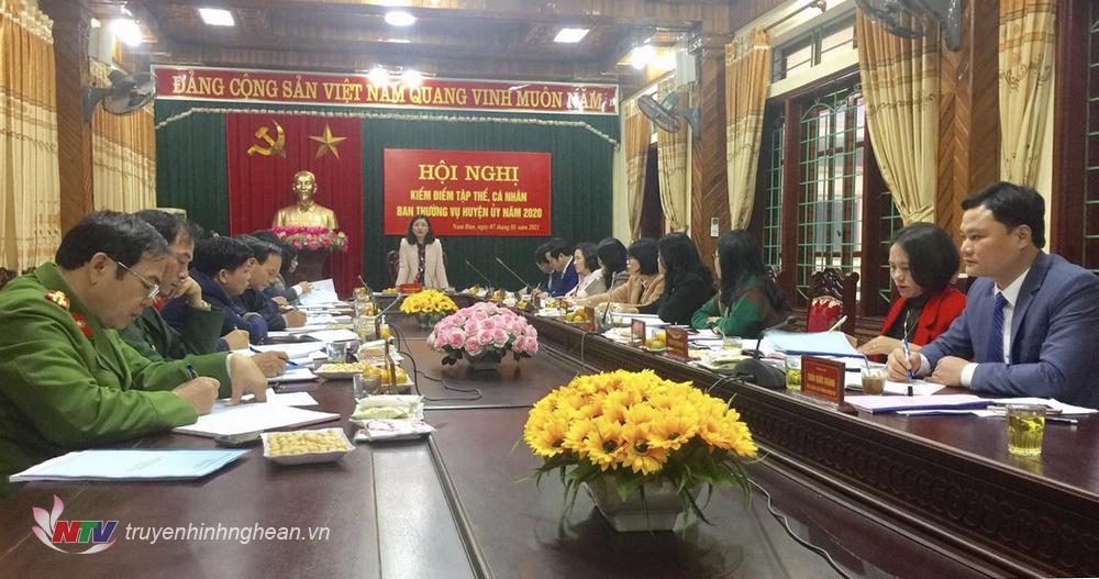 Đồng chí Nguyễn Thị Hồng Hoa - Tỉnh ủy viên, Bí thư Huyện uỷ Nam Đàn chủ trì hội nghị.