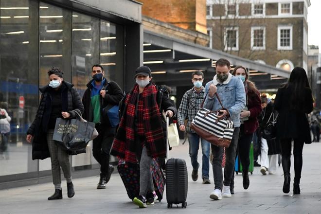 Người dân tại thủ đô London - Anh. (Ảnh: Reuters)