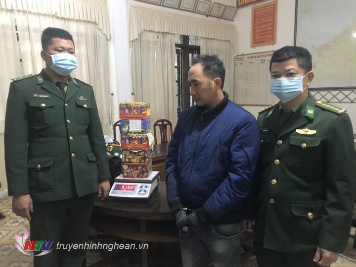 Đối tượng cùng tang vật tại cơ quan điều tra.