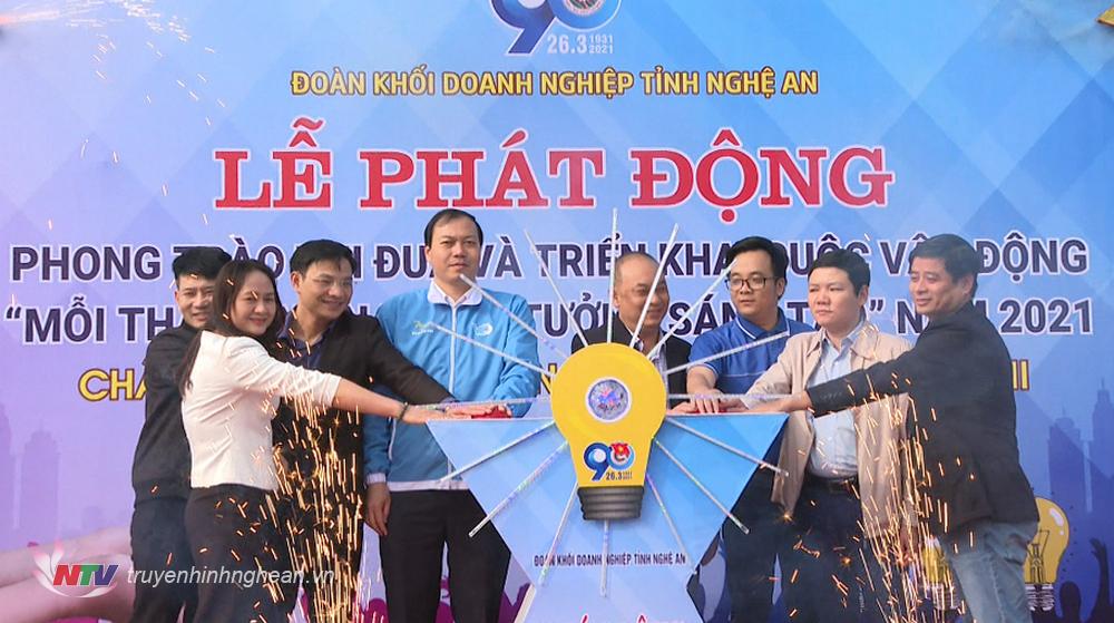 Các đại biểu cùng nhấn nút phát động cuộc vận động Mỗi thanh niên một ý tưởng sáng tạo năm 2021.