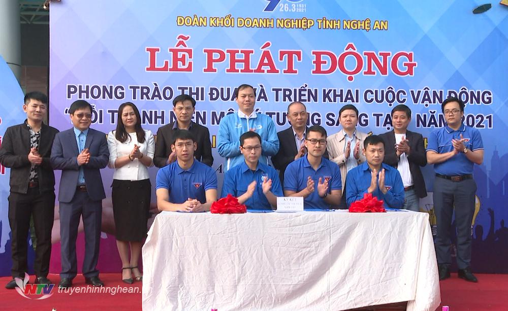 Gần 300 đoàn viên, thanh niên đến từ các doanh nghiệp tham gia hưởng ứng lễ phát động.