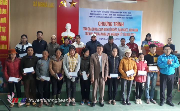 Trao quà cho các hộ gia đình.