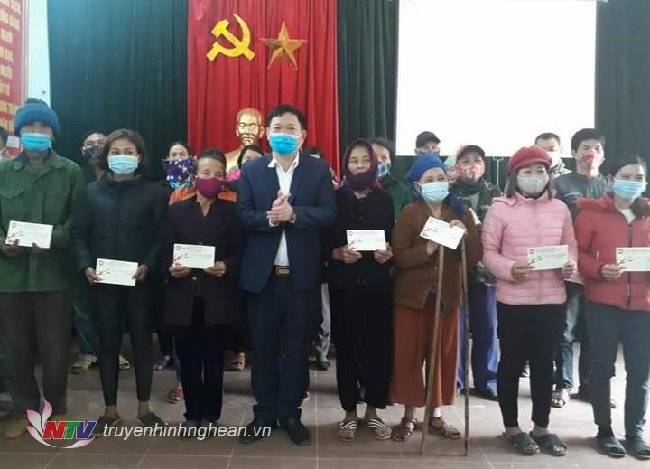 Trao quà Tết cho các hộ nghèo trên địa bàn.