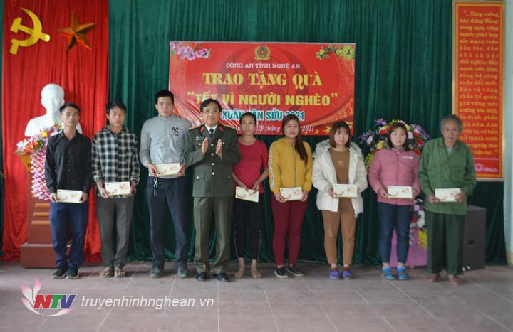 Đại diện lãnh đạo Công an tỉnh trao quà Tết cho các hộ gia đình.