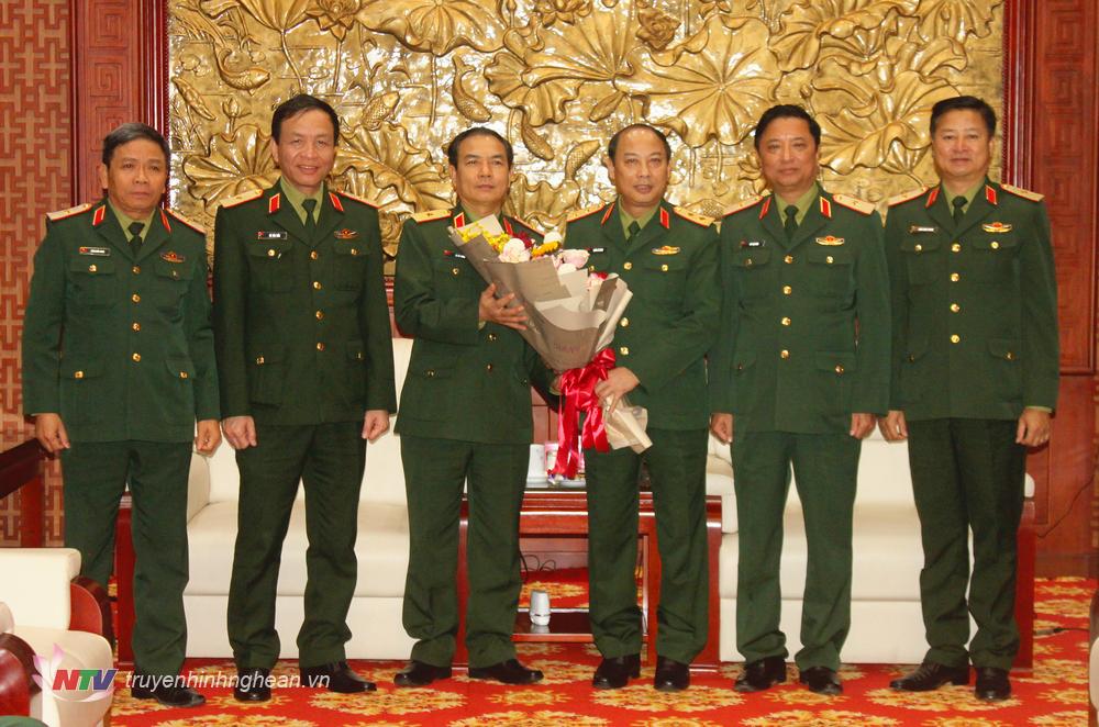 Trung tướng Trần Võ Dũng, Bí thư Đảng ủy, Chính ủy Quân khu 4 và các đồng chí trong Thường vụ, Đảng ủy Bộ Tư lệnh Quân khu 4 chúc mừng Thiếu tướng Lê Tất Thắng, Phó Tư lệnh Quân khu 4.     