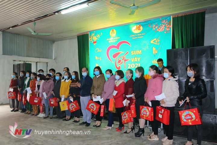 Trao quà Tết cho người lao động.