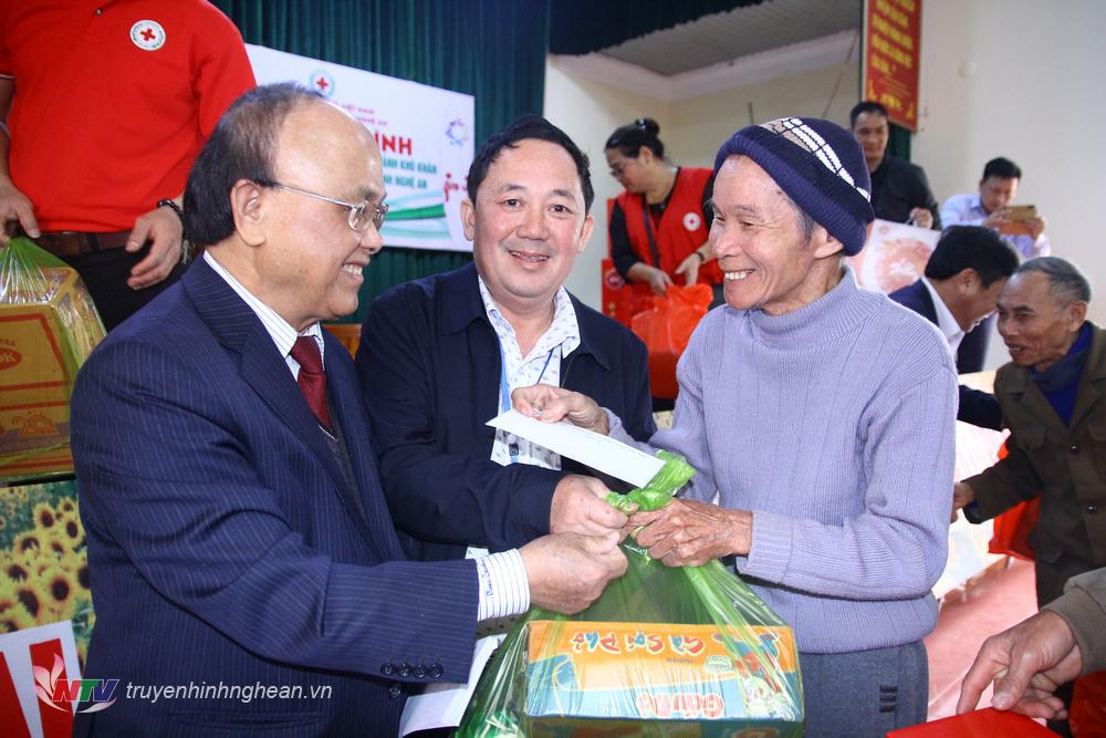 Ông  Nguyễn Thế Trung – Nguyên UVTW Đảng, nguyên Phó ban thường trực Ban dân vận Trung ương cùng đại diện Hội chữ thập đỏ PG 88 Nổ Hũ và Hội chữ thập đỏ thành phố Hà Nội trao quà tết cho gia đình chính sách