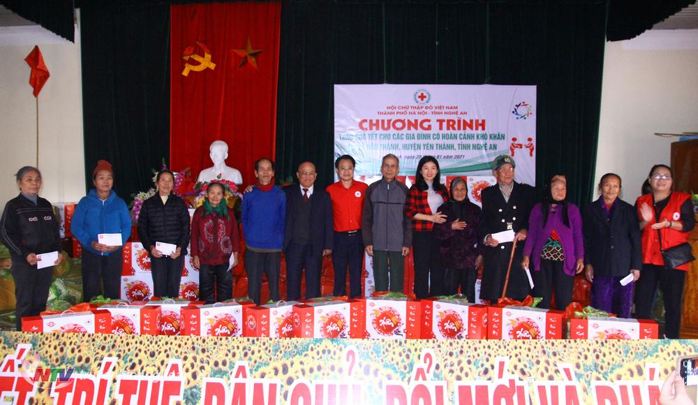Trao quà Tết cho các hộ gia đình chính sách, hộ nghèo trên địa bàn.