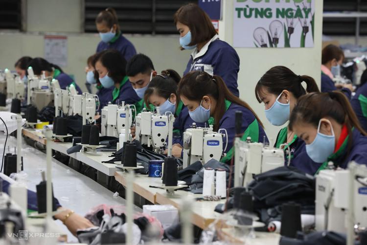 Công nhân sản xuất khẩu trang phòng dịch Covid-19.