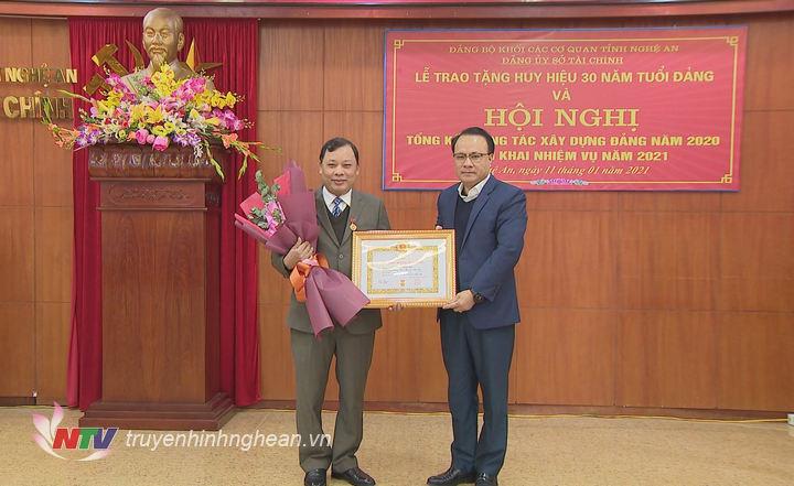 Trao Huy hiệu 30 năm tuổi đảng.