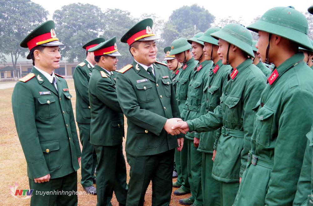 Lãnh đạo chỉ huy cơ quan Sư đoàn, Trung đoàn gặp gỡ động viên chiến sĩ xuất ngũ.