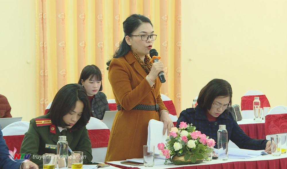 Các đại biểu đóng góp ý kiến tại buổi toạ đàm.