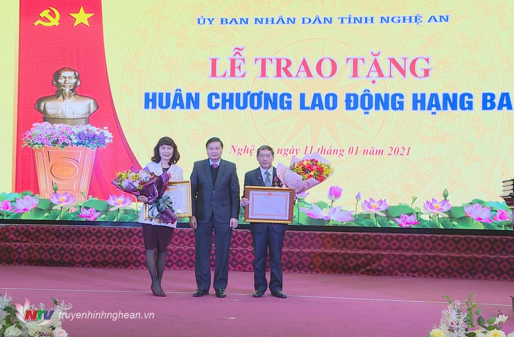 Trao Huân chương Lao động hạng Ba cho các cá nhân.