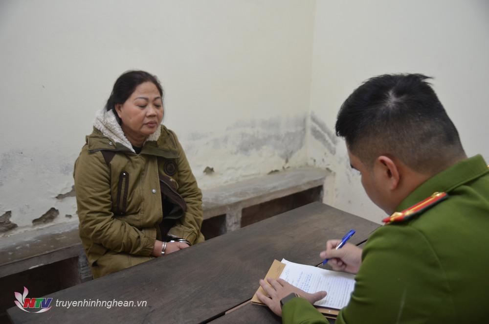 Đối tượng Nguyễn Thị Hảo tại cơ quan điều tra.