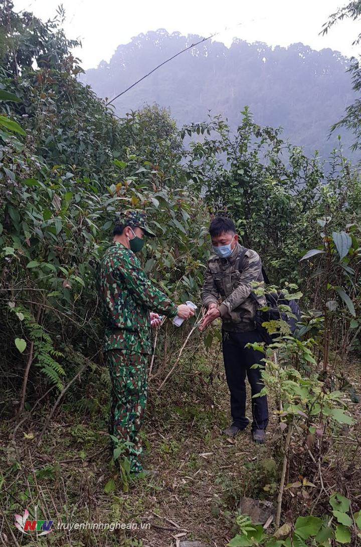 Đồn Biên phòng Thông Thụ thực hiện khử khuẩn chống Covid -19 đối với đối tượng Tứ.