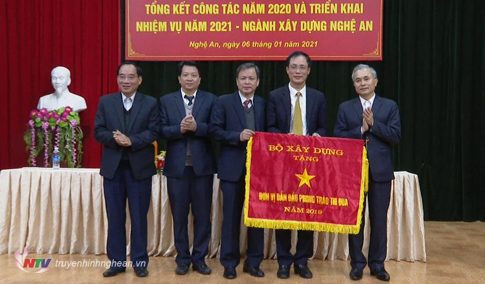 Sở Xây dựng đón nhận cờ thi đua của Bộ Xây dựng.