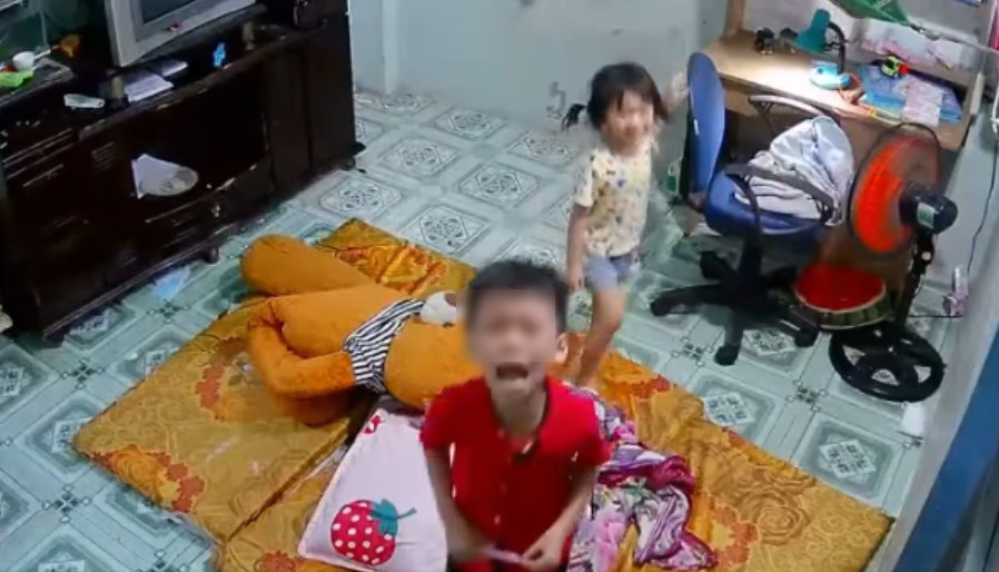 Khóc lóc, sợ hãi bé trai nhìn lên camera cầu cứu mẹ và buộc đưa chiếc máy tính bảng cho kẻ trộm cướp. Ảnh cắt clip