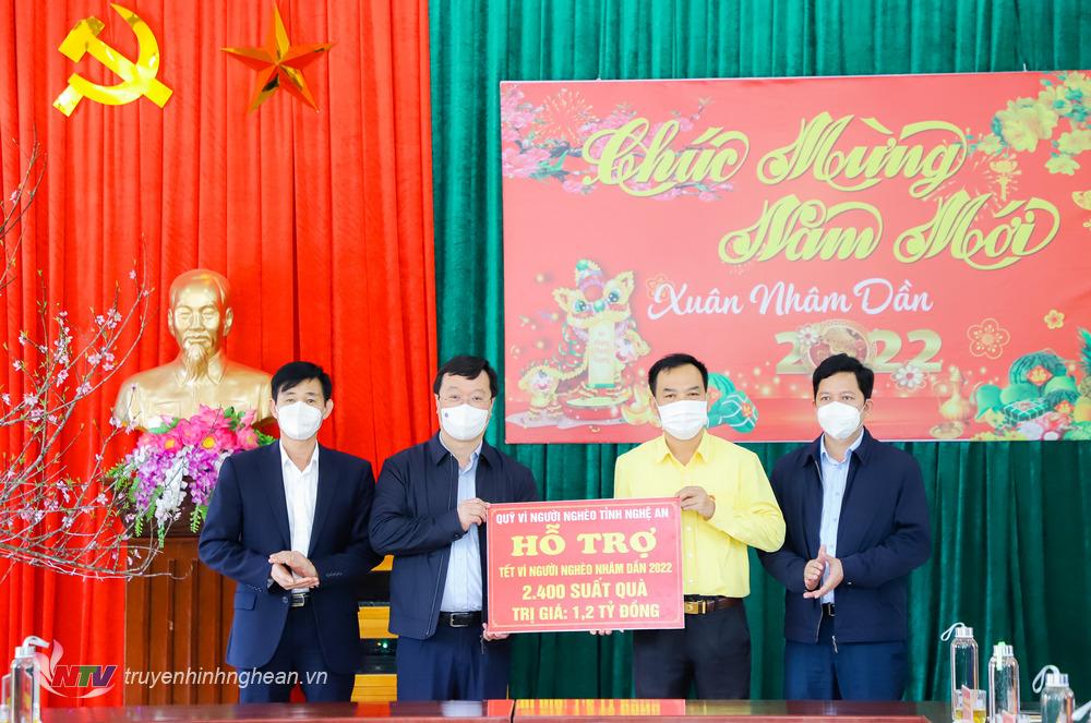 PG88 go Bắn cá UBND tỉnh Nguyễn Đức Trung trao 1,2 tỷ đồng từ Quỹ vì người nghèo cho huyện Quế Phong để có điều kiện chăm lo Tết cho người dân.