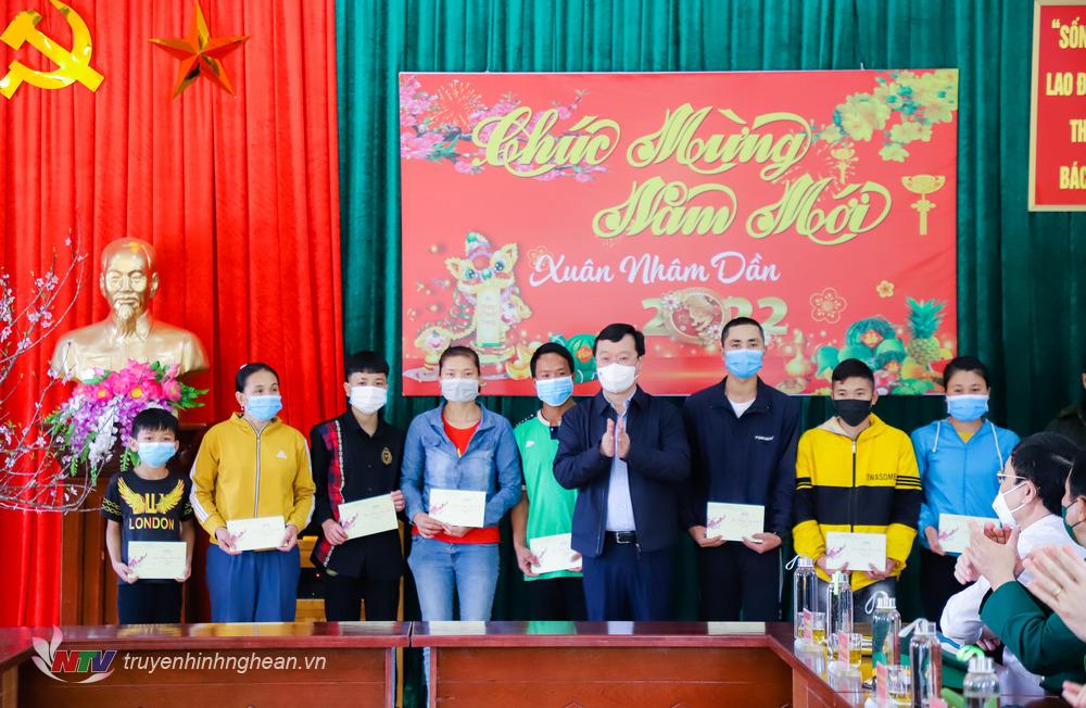 PG88 go Bắn cá UBND tỉnh Nguyễn Đức Trung trao quà Tết cho các hộ dân có hoàn cảnh khó khăn trên địa bàn xã Tri Lễ.