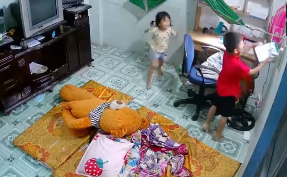 Cháu bé bị 2 tên cướp đe doạ quá sợ hãi nên đã đưa máy tính bảng qua cửa sổ.