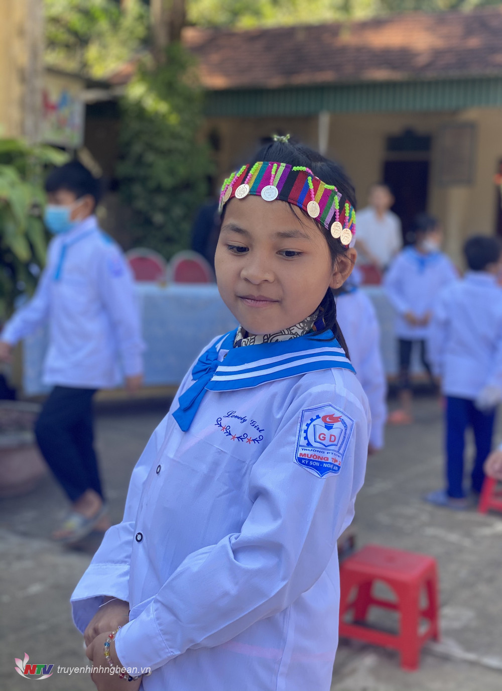 Các bạn nhỏ hào hứng với món quà Tết.