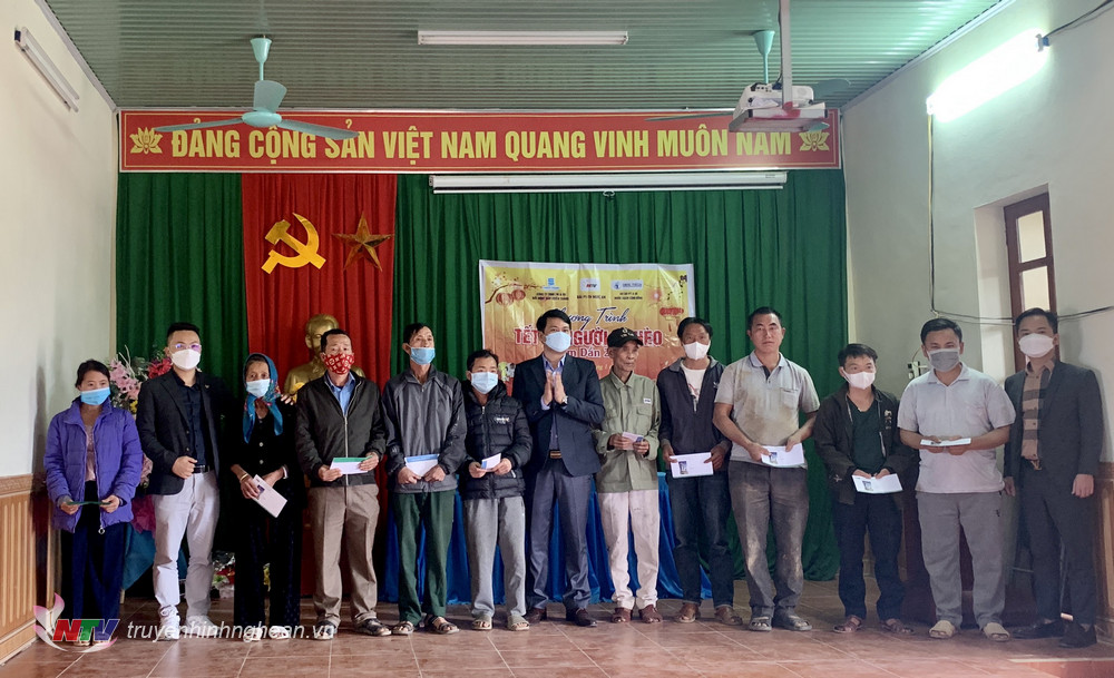 Lãnh đạo Đài PT-TH PG88 go Bắn cá trao quà Tết vì người nghèo cho các hoàn cảnh khó khăn ở xã huồi tụ