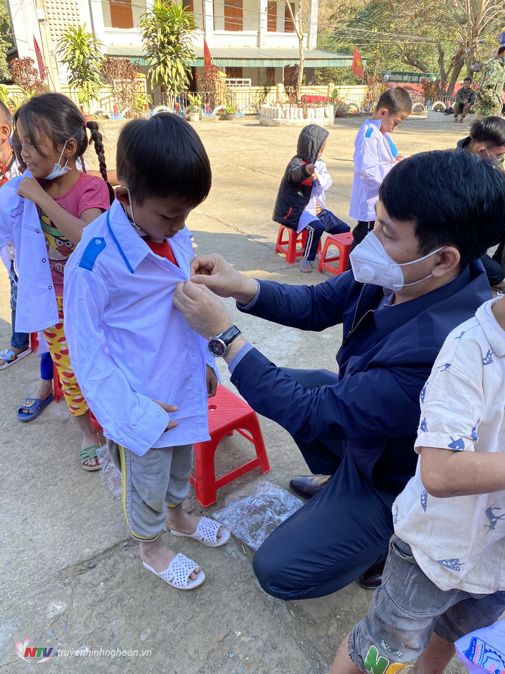Đồng chí Phan Văn Thắng - Phó GIám đốc Đài tặng áo cho học sinh Trường Tiểu học Mường Típ 2.