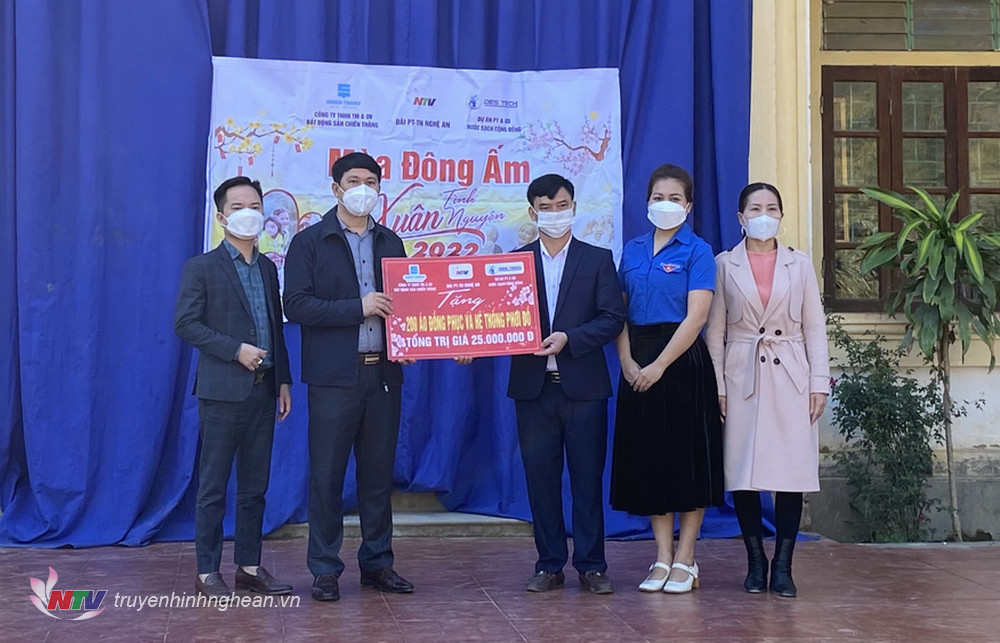 Trao 200 áo đồng phục và hệ thống phơi đồ cho học sinh bán trú Trường Tiểu học Mường Típ 2