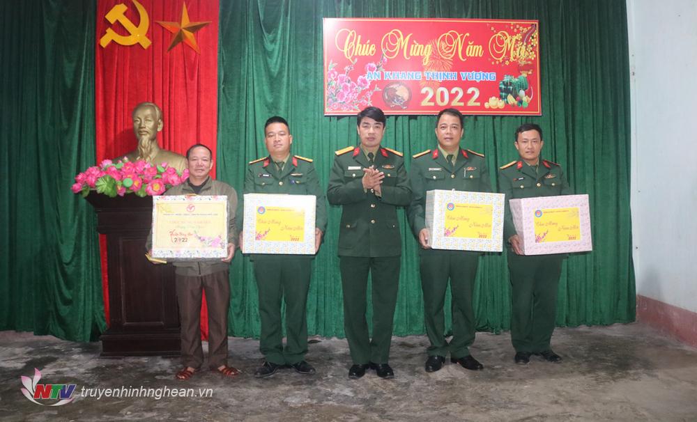Bộ CHQS tỉnh tặng quà, chúc Tết các đơn vị làm nhiệm vụ trên đảo.