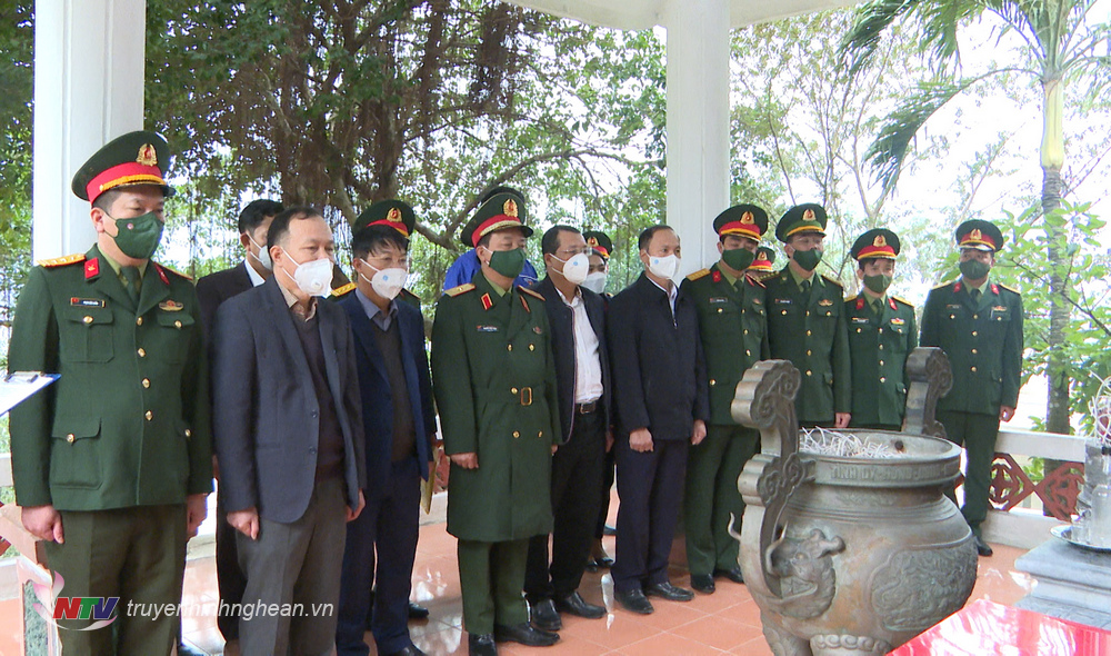 Đoàn công tác viếng các liệt sĩ hy sinh trên đảo.