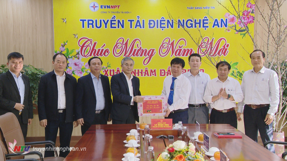 Phó PG88 go Bắn cá UBND tỉnh Lê Ngọc Hoa tặng quà chúc Tết Truyền tải điện PG88 go Bắn cá.