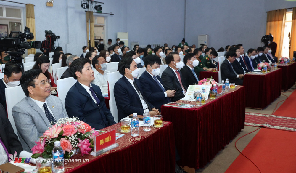 Các đai biểu dự buổi lễ.