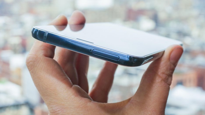 Một điểm bất thường là HMD lại dùng chip Snapdragon 845 cho Nokia 9, lỗi thời hơn một chút so với Snapdragon 855.