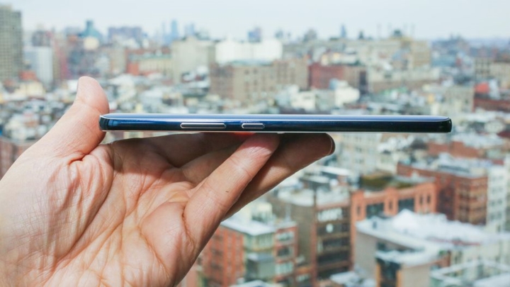 Kính cường lực Gorilla Glass 5 giữ cho màn hình được an toàn khỏi các vết trầy xước.