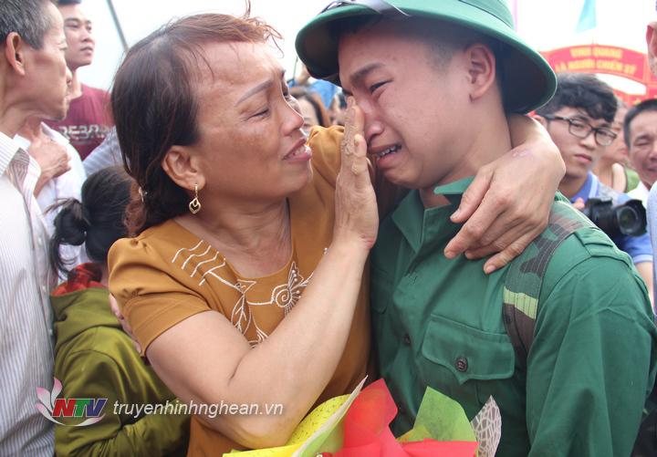 Mẹ tiễn con trai lên đường nhập ngũ.