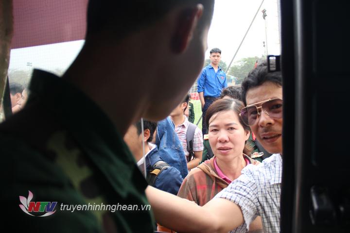 Xúc động giây phút tiễn tân binh.