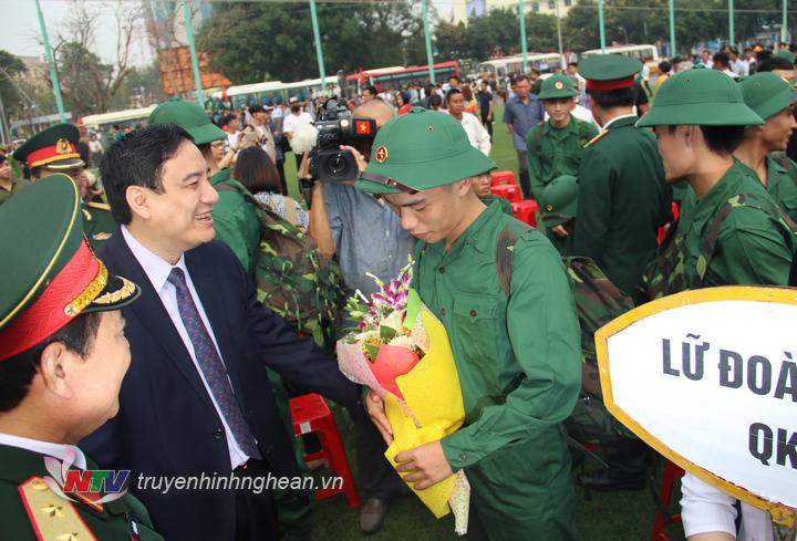 Bí thư Tỉnh ủy PG88 go Bắn cá tặng hoa, động viên tân binh trước lúc lên đường nhập ngũ. 